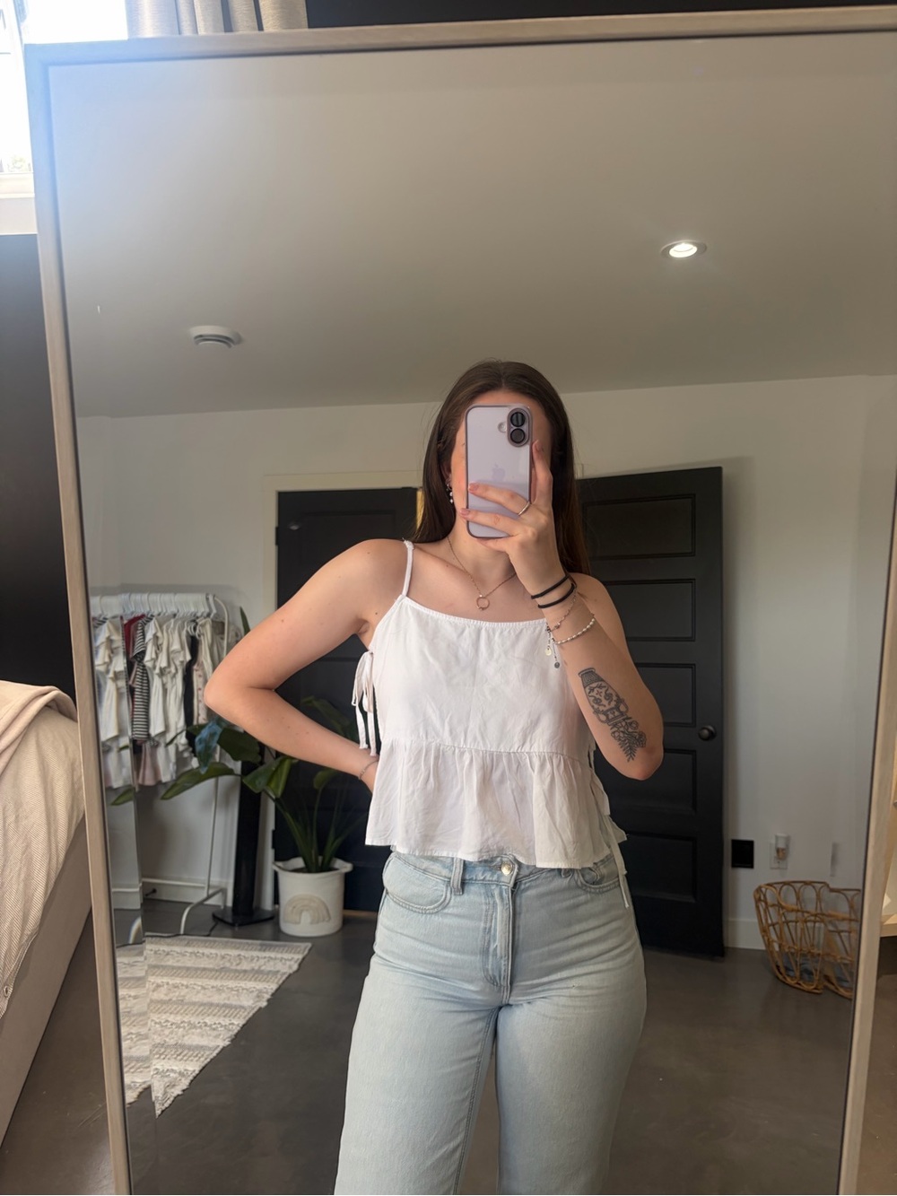Camisole blanche, nouée sur le côté